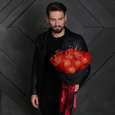 Букет из нутана и гиперикума Таинственный алый Скорпион