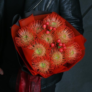 Букет из нутана и гиперикума Таинственный алый Скорпион