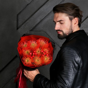 Букет из нутана и гиперикума Таинственный алый Скорпион