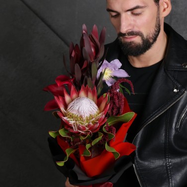 Букет из протеи, калл и леукадендрона Дикий Соблазн Скорпион