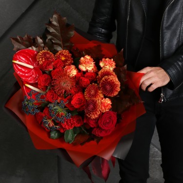 Букет из антуриума и ягод Кульминация наслаждения Скорпион