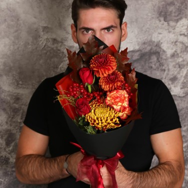 Букет из георгин, роз и ягод Чувственная Интуиция Скорпион