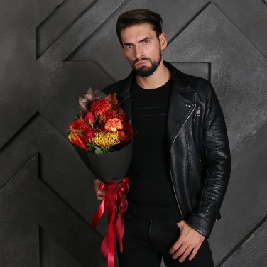 Букет из георгин, роз и ягод Чувственная Интуиция Скорпион