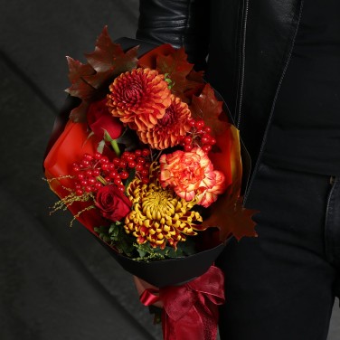 Букет из георгин, роз и ягод Чувственная Интуиция Скорпион