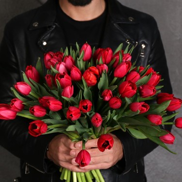 Букет из красных тюльпанов Тайный Поклонник Скорпион