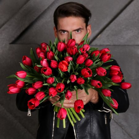Букет из красных тюльпанов Тайный Поклонник Скорпион