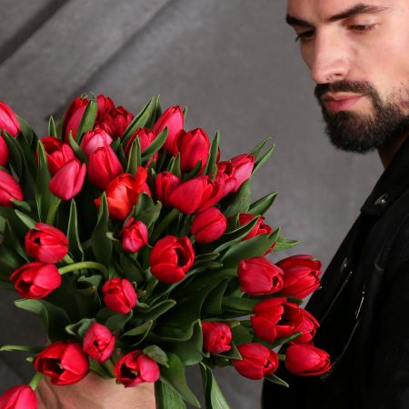 Букет из красных тюльпанов Тайный Поклонник Скорпион