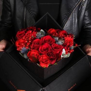 Композиция из роз, эрингиума и конфет Раффаэлло Черная Жемчужина Скорпион