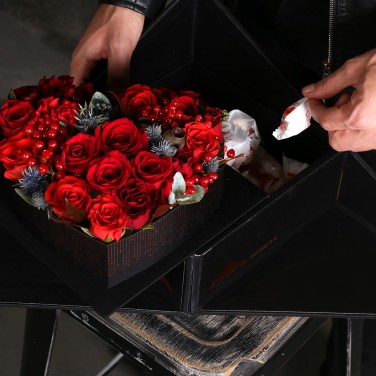 Композиция из роз, эрингиума и конфет Раффаэлло Черная Жемчужина Скорпион