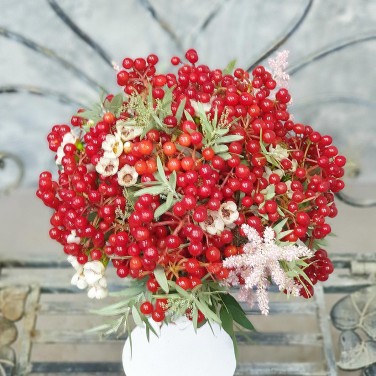 Свадебный букет из красных ягод с астильбой и эвкалиптом