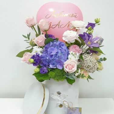 Композиция в шляпной коробке для Мамы с гортензией, клематисом и розами