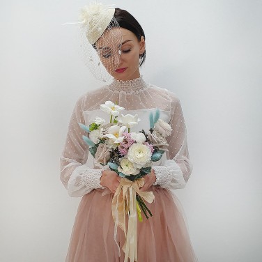 Зимний букет невесты из ранункулюсов, тюльпанов, гиацинтов