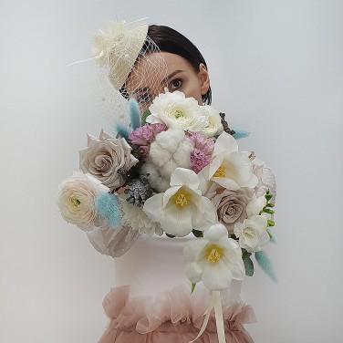 Зимний букет невесты из ранункулюсов, тюльпанов, гиацинтов