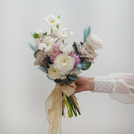 Зимний букет невесты из ранункулюсов, тюльпанов, гиацинтов