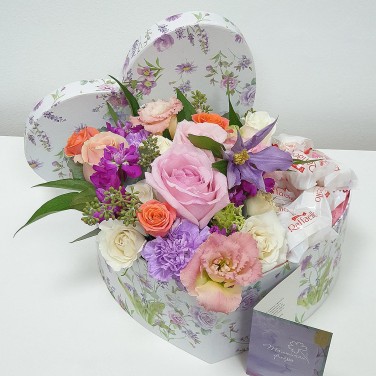 Композиция в коробочке сердце с розой, клематисом и конфетами Раффаэлло