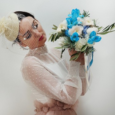 Бело-голубой букет невесты из ранункулюсов, тюльпанов и хлопка