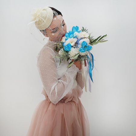 Бело-голубой букет невесты из ранункулюсов, тюльпанов и хлопка