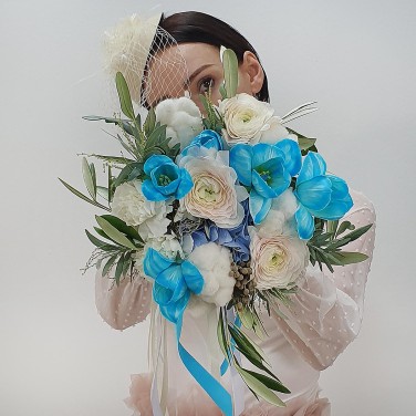 Бело-голубой букет невесты из ранункулюсов, тюльпанов и хлопка