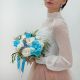 Бело-голубой букет невесты из ранункулюсов, тюльпанов и хлопка