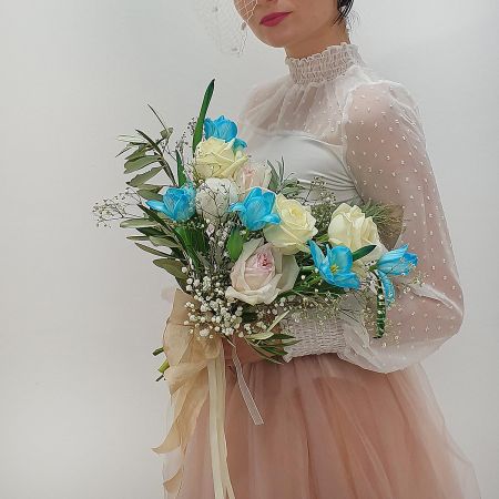 Зимний свадебный букет из тюльпанов, хлопка и пионовидных роз