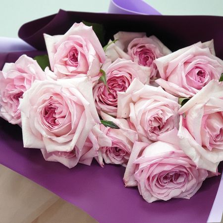 Букет из розовой пионовидной розы в упаковке