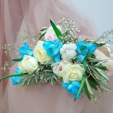 Зимний свадебный букет из тюльпанов, хлопка и пионовидных роз
