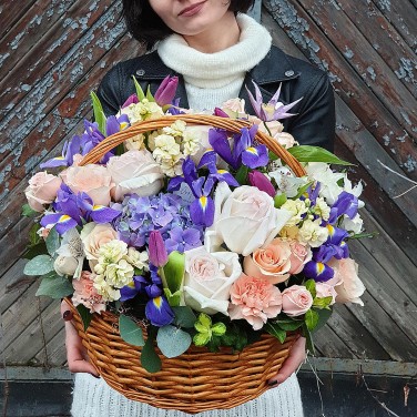 Корзина из пионовидных роз, ирисов и клематиса