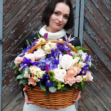 Корзина из пионовидных роз, ирисов и клематиса
