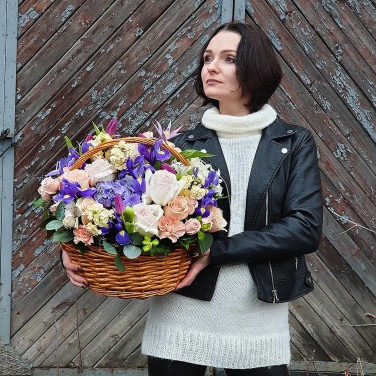 Корзина из пионовидных роз, ирисов и клематиса