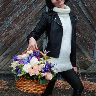 Корзина из пионовидных роз, ирисов и клематиса