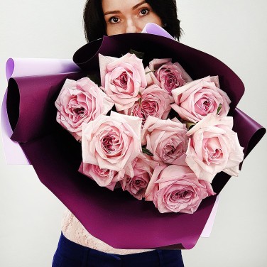 Букет из розовой пионовидной розы в упаковке