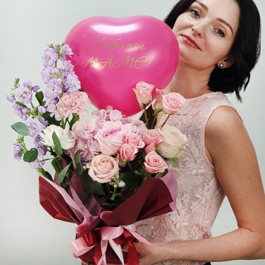 Подарочная композиция Маме с маттиолой, розами и шариком