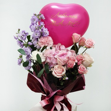Подарочная композиция Маме с маттиолой, розами и шариком