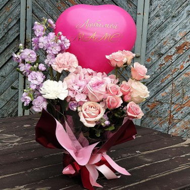 Подарочная композиция Маме с маттиолой, розами и шариком