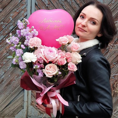 Подарочная композиция Маме с маттиолой, розами и шариком