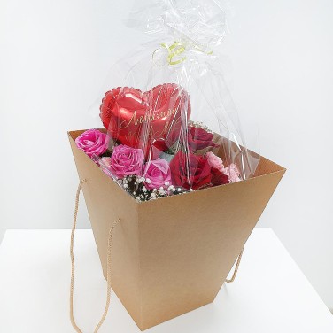 Подарочная композиция Маме с маттиолой, розами и шариком