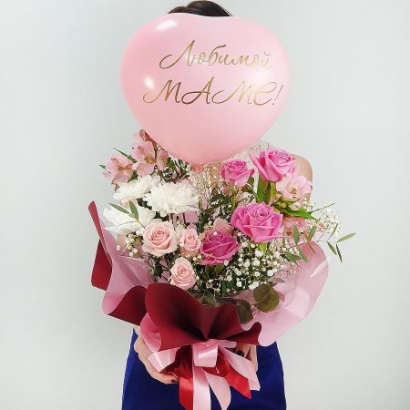 Подарочная композиция Маме из роз, хризантемы с шариком