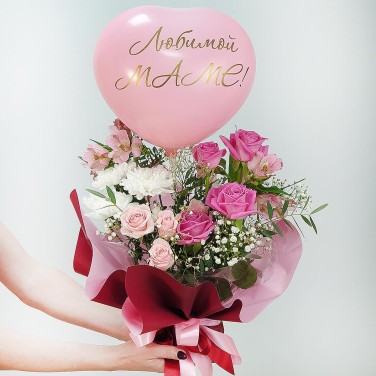 Подарочная композиция Маме из роз, хризантемы с шариком