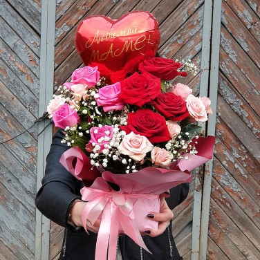 Подарочная композиция Маме из роз и гипсофилы с шариком