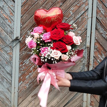 Подарочная композиция Маме из роз и гипсофилы с шариком