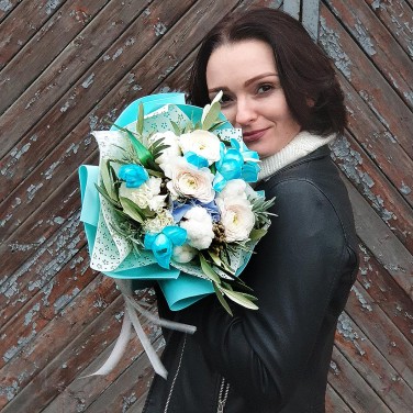 Авторский букет из ранункулюсов, хлопка и тюльпанов