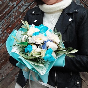 Авторский букет из ранункулюсов, хлопка и тюльпанов