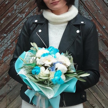 Авторский букет из ранункулюсов, хлопка и тюльпанов