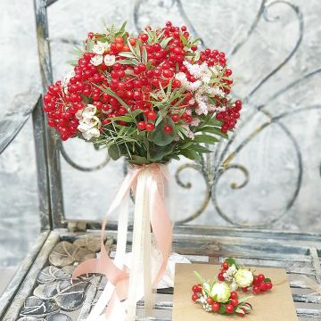 Свадебный букет из красных ягод с астильбой и эвкалиптом