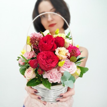 Композиция в корзиночке из роз, гвоздик и эустомы