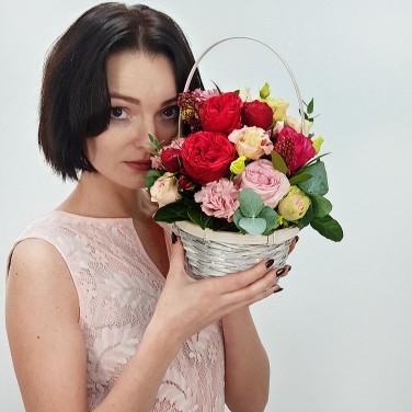 Композиция в корзиночке из роз, гвоздик и эустомы