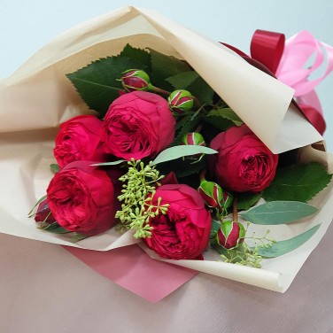 Букет из красных пионовидных роз с эвкалиптом