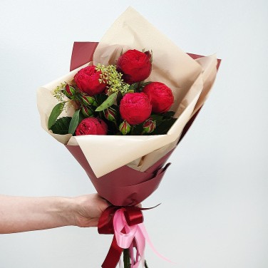 Букет из красных пионовидных роз с эвкалиптом