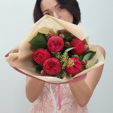 Букет из красных пионовидных роз с эвкалиптом