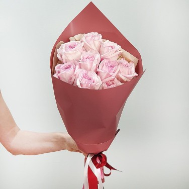 Букет из 9 пионовидных роз в дизайнерской упаковке